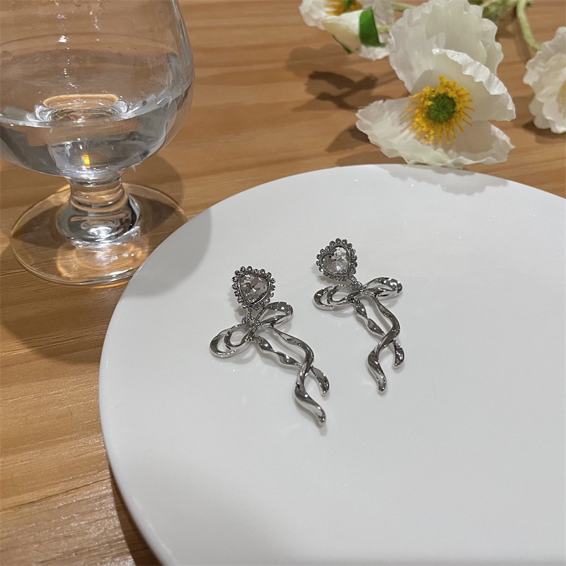 Khuyên tai kẹp không bấm lỗ chốt cố định K366 bằng hợp kim mạ bạc hình trái tim gắn nơ dáng dài bigsize Leous