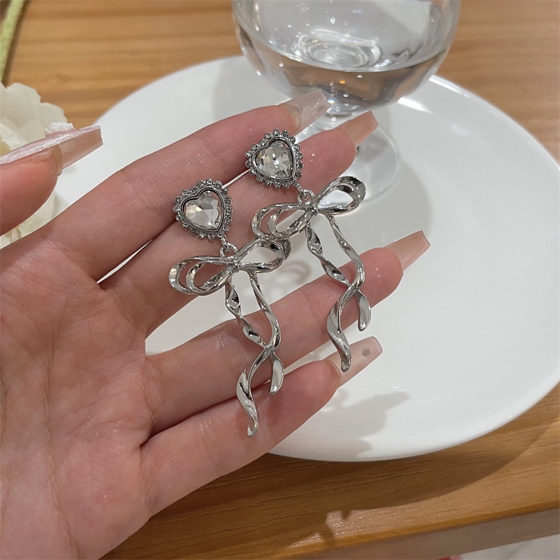 Khuyên tai kẹp không bấm lỗ chốt cố định K366 bằng hợp kim mạ bạc hình trái tim gắn nơ dáng dài bigsize Leous