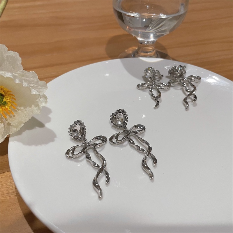 Khuyên tai kẹp không bấm lỗ chốt cố định K366 bằng hợp kim mạ bạc hình trái tim gắn nơ dáng dài bigsize Leous