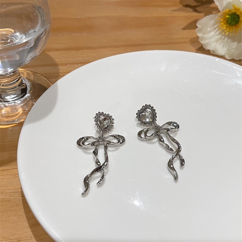 Khuyên tai kẹp không bấm lỗ chốt cố định K366 bằng hợp kim mạ bạc hình trái tim gắn nơ dáng dài bigsize Leous