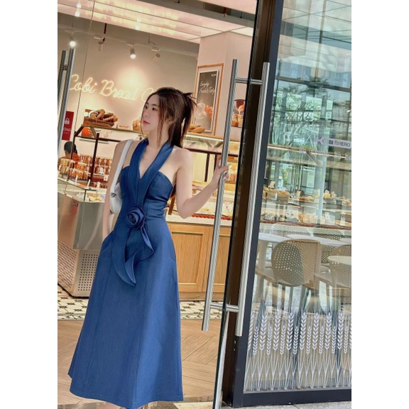 Đầm jean hở lưng gắn bông