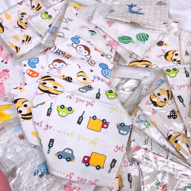 Khăn yếm choàng cổ tam giác chất cotton có cúc cho bé - 1 cái