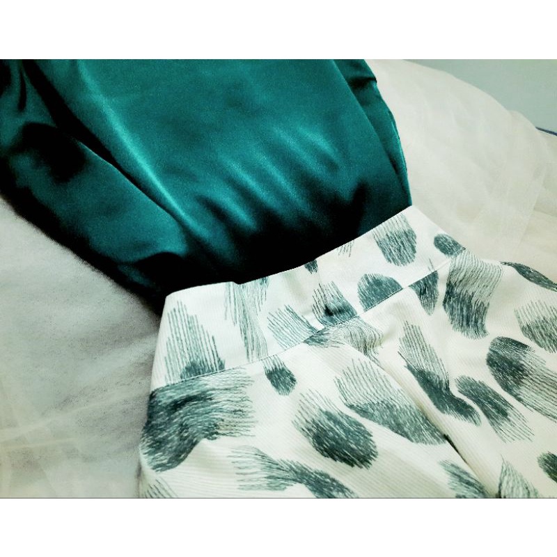 Set/Bộ Áo vs chân váy xanh, size M-L, mới 95%