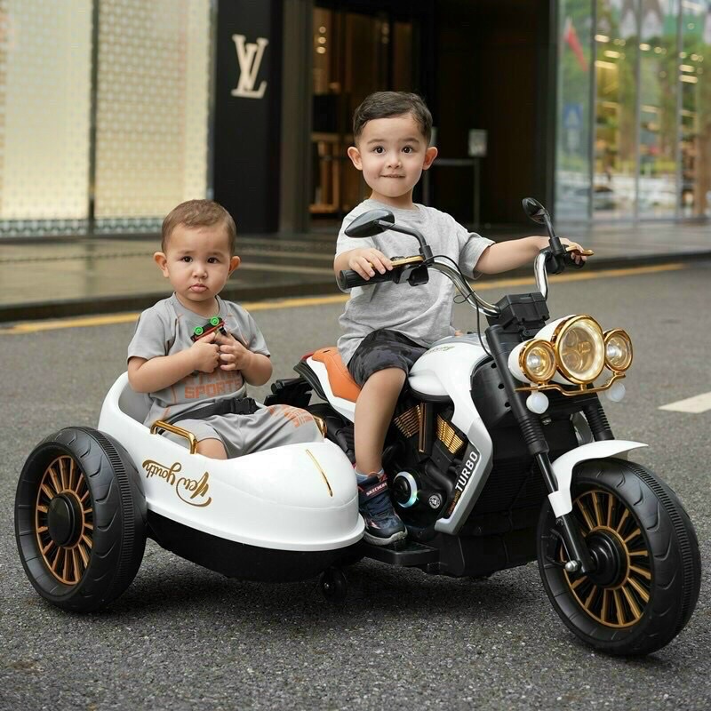 Xe máy 3 bánh, 2 chỗ ngồi cho bé