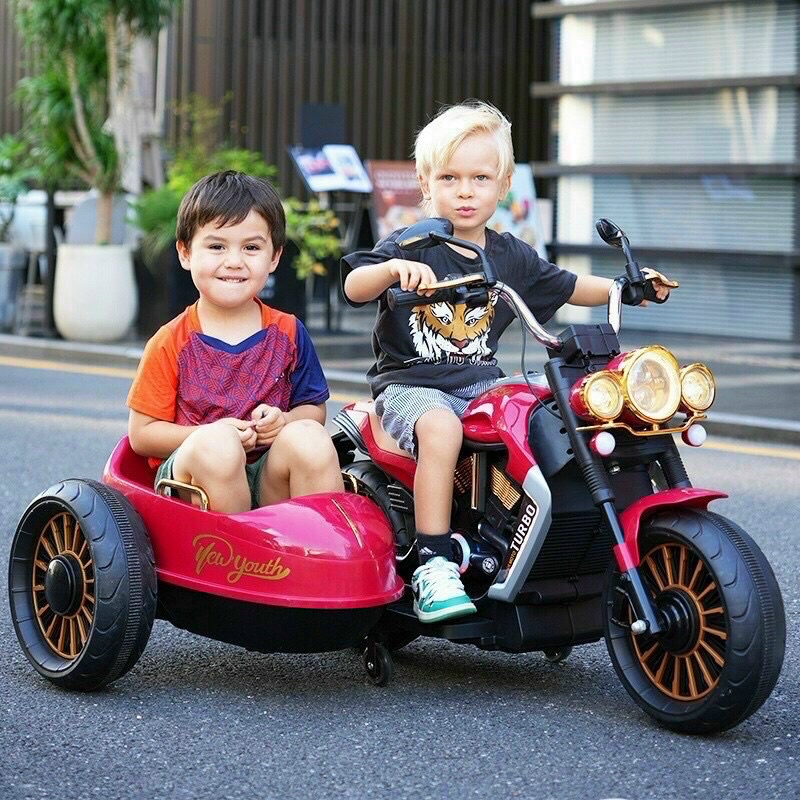 Xe máy 3 bánh, 2 chỗ ngồi cho bé