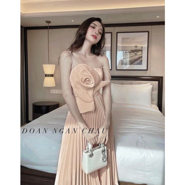 Đầm 2 dây kết bông to, chân váy xếp ly