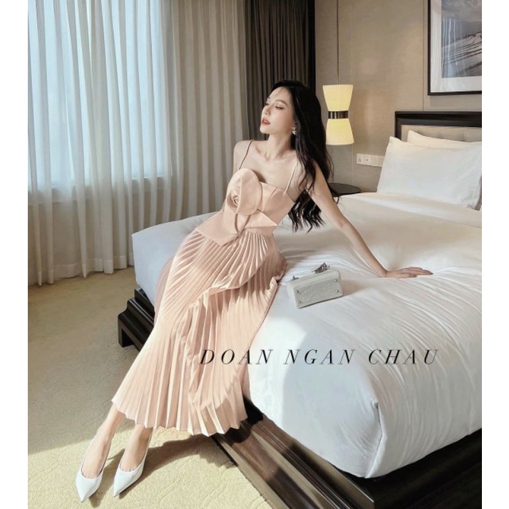 Đầm 2 dây kết bông to, chân váy xếp ly