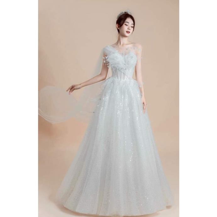 Váy tiệc dâu phối lông vũ siêu cao cấp với thiết kế phối hoa nổi, nàng dâu như nữ hoàng sang chảnh