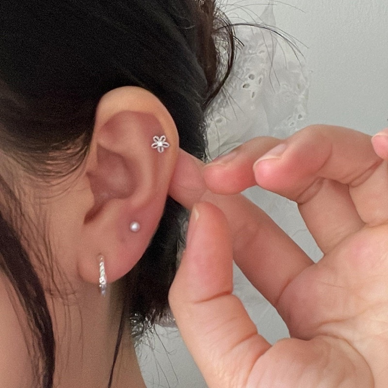 Khuyên tai hoa nạm đá chốt bi vặn