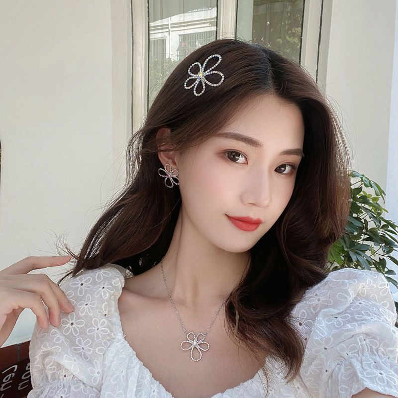 Vòng cổ Hình Hoa Đính Đá Kim Cương Màu Sắc Đơn Giản Cho Nữ