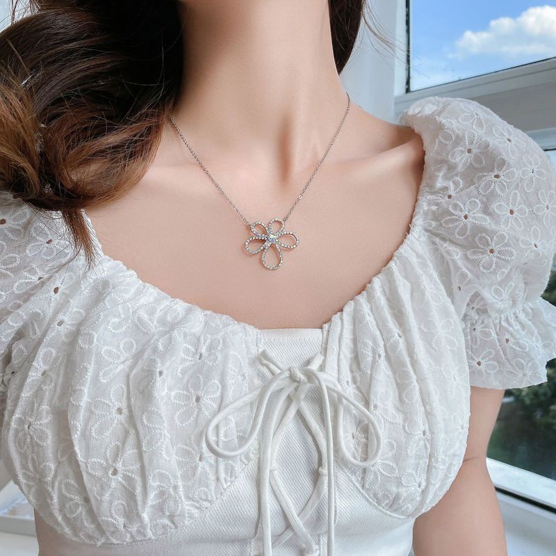 Vòng cổ Hình Hoa Đính Đá Kim Cương Màu Sắc Đơn Giản Cho Nữ