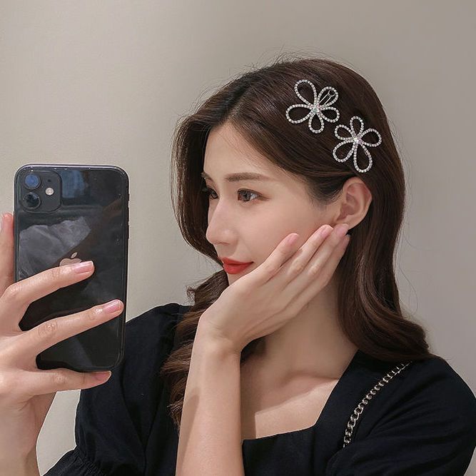 Vòng cổ Hình Hoa Đính Đá Kim Cương Màu Sắc Đơn Giản Cho Nữ