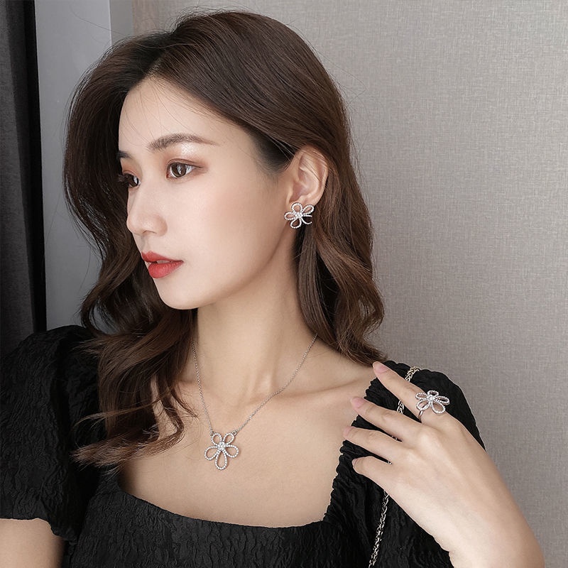 Vòng cổ Hình Hoa Đính Đá Kim Cương Màu Sắc Đơn Giản Cho Nữ