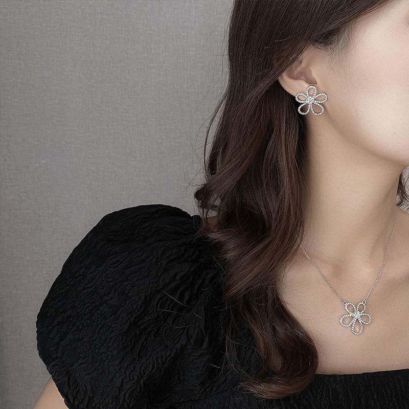 Vòng cổ Hình Hoa Đính Đá Kim Cương Màu Sắc Đơn Giản Cho Nữ