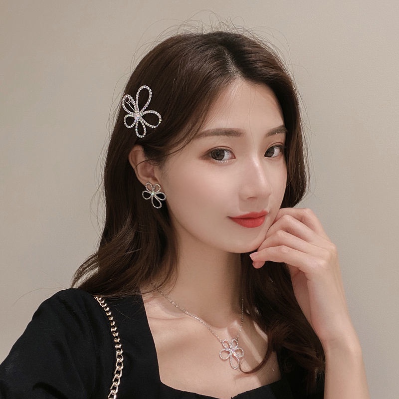 Vòng cổ Hình Hoa Đính Đá Kim Cương Màu Sắc Đơn Giản Cho Nữ