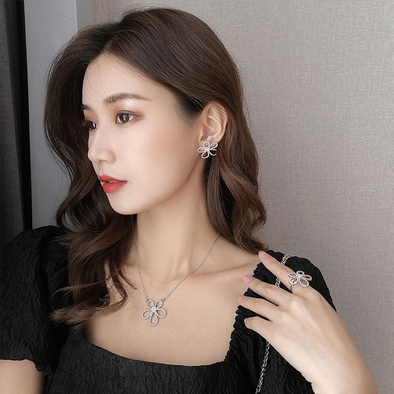 Vòng cổ Hình Hoa Đính Đá Kim Cương Màu Sắc Đơn Giản Cho Nữ