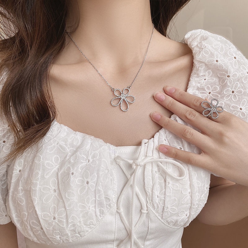 Vòng cổ Hình Hoa Đính Đá Kim Cương Màu Sắc Đơn Giản Cho Nữ