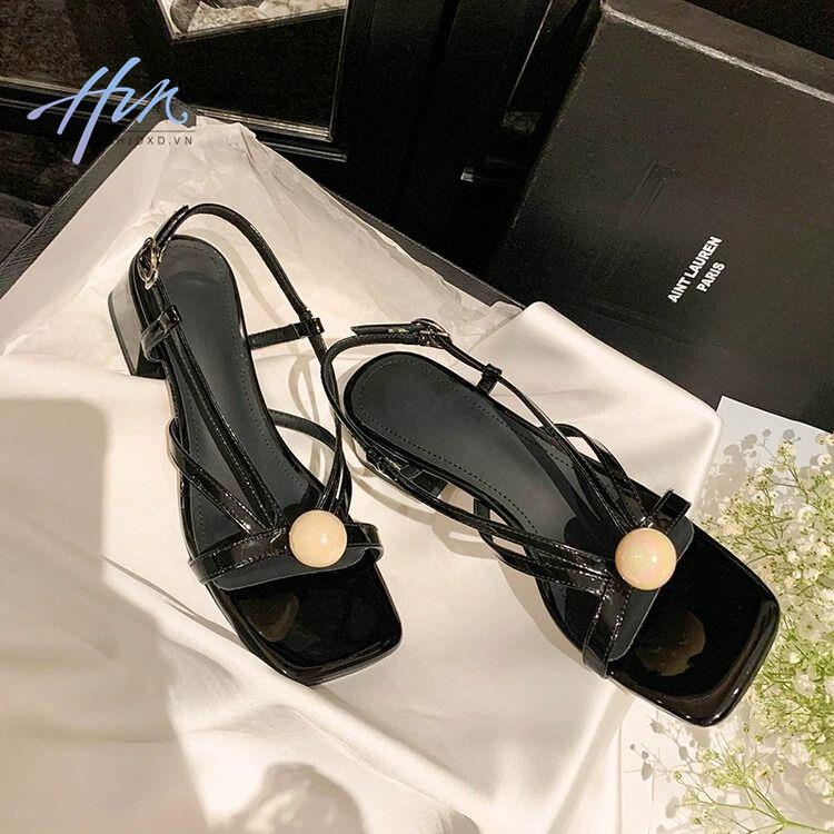 Sandal Hở Ngón Gót Dày Mũi Vuông Màu Đen Đính Hạt Ngọc Thời Trang Mùa Hè 2023