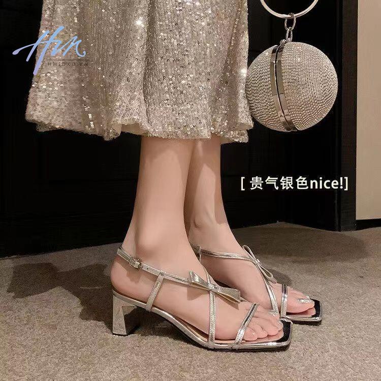 Giày Sandal Cao Gót Mũi Vuông Quai Chéo Màu Bạc Đính Nơ Thời Trang Cho Nữ
