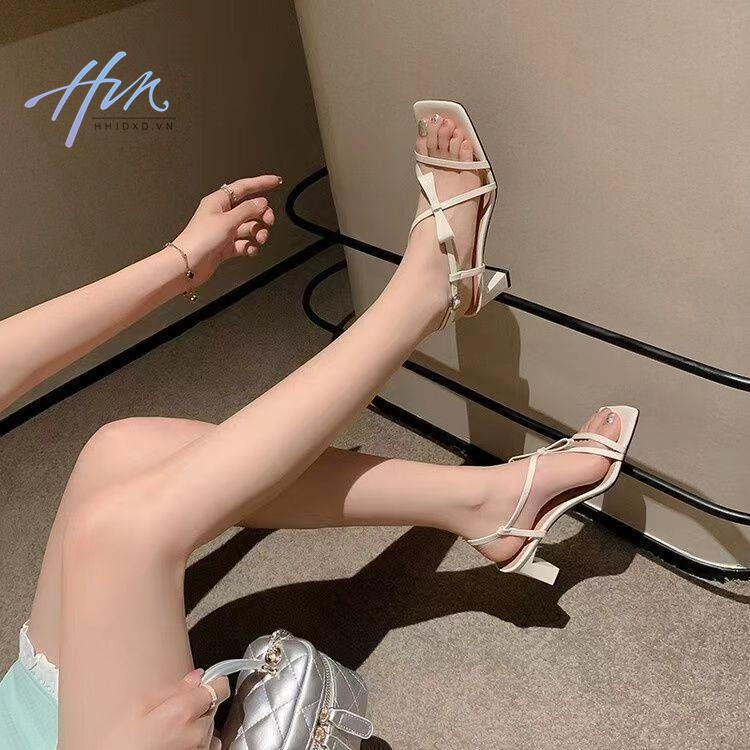 Giày Sandal Cao Gót Mũi Vuông Quai Chéo Màu Bạc Đính Nơ Thời Trang Cho Nữ