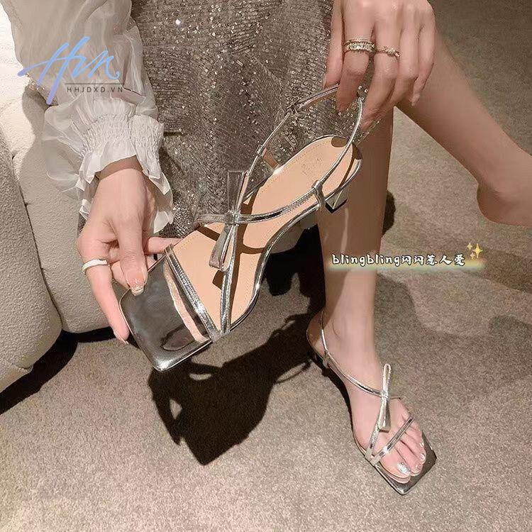 Giày Sandal Cao Gót Mũi Vuông Quai Chéo Màu Bạc Đính Nơ Thời Trang Cho Nữ