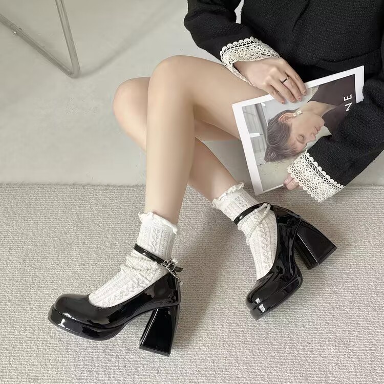 Giày cao gót thô và retro đầu tròn ngọc trai