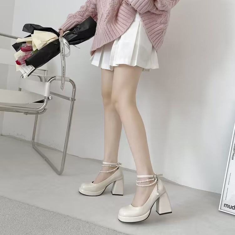 Giày cao gót thô và retro đầu tròn ngọc trai