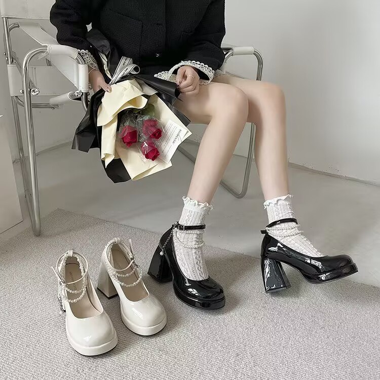 Giày cao gót thô và retro đầu tròn ngọc trai