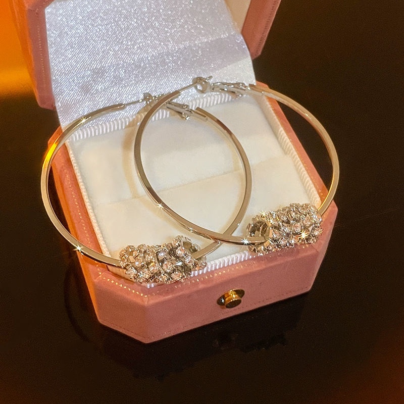 Bông Tai Bạc Hình Tròn Lớn Đính Kim Cương Sang Trọng