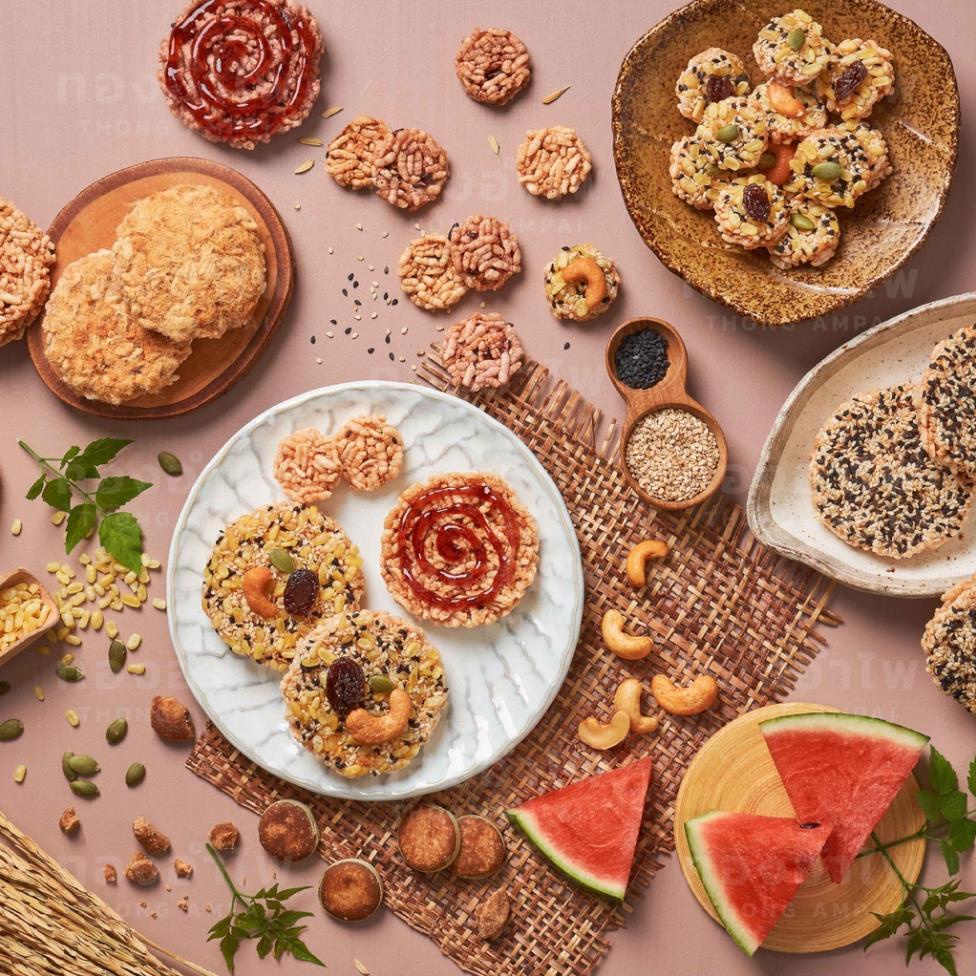 Bánh gạo rắc ngũ cốc và các loại hạt  Thong Ampai  Rice Cracker with Grains and Nuts Topping