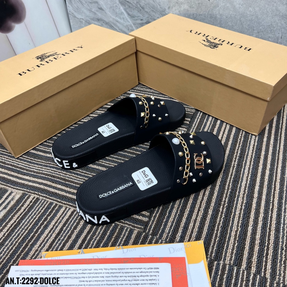 Dép lê nam quai ngang Dolce da PU tag xích bi ngọc đinh logo DG đế cao su đúc nổi hoạ tiết cao cấp.