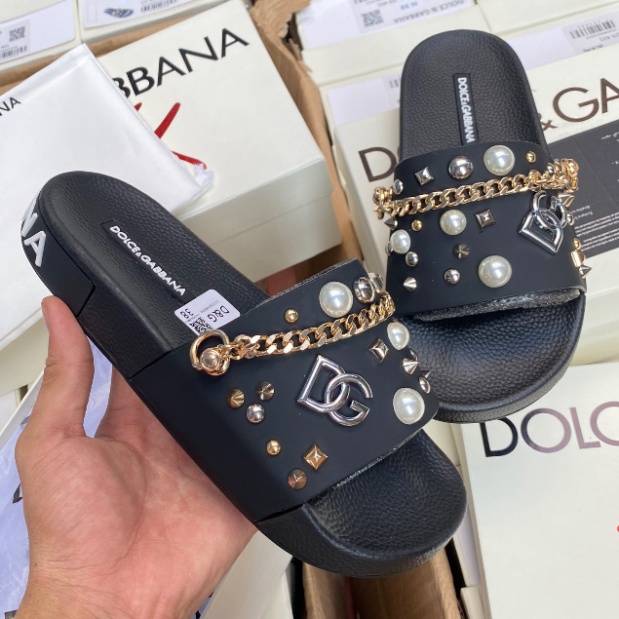 Dép lê nam quai ngang Dolce da PU tag xích bi ngọc đinh logo DG đế cao su đúc nổi hoạ tiết cao cấp.