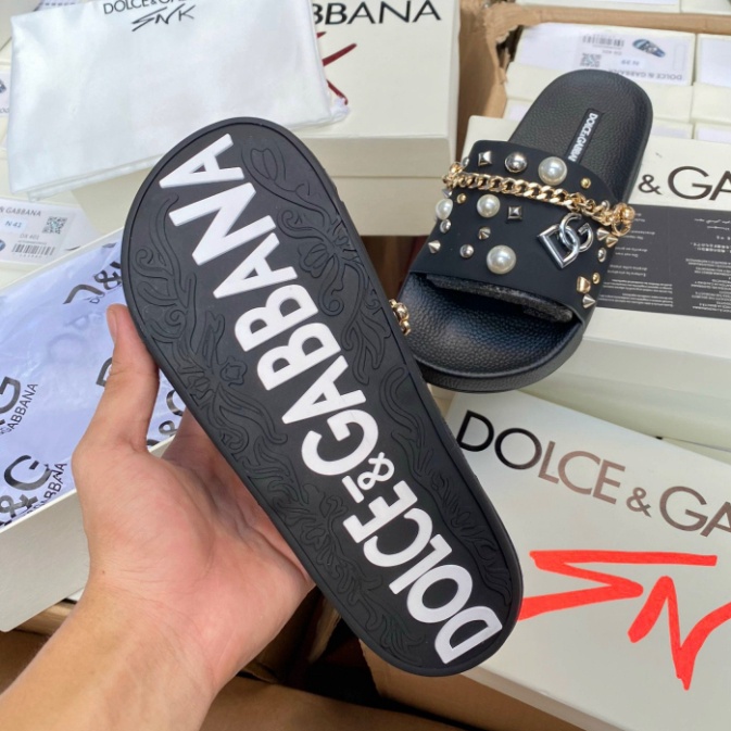Dép lê nam quai ngang Dolce da PU tag xích bi ngọc đinh logo DG đế cao su đúc nổi hoạ tiết cao cấp.