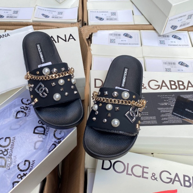 Dép lê nam quai ngang Dolce da PU tag xích bi ngọc đinh logo DG đế cao su đúc nổi hoạ tiết cao cấp.