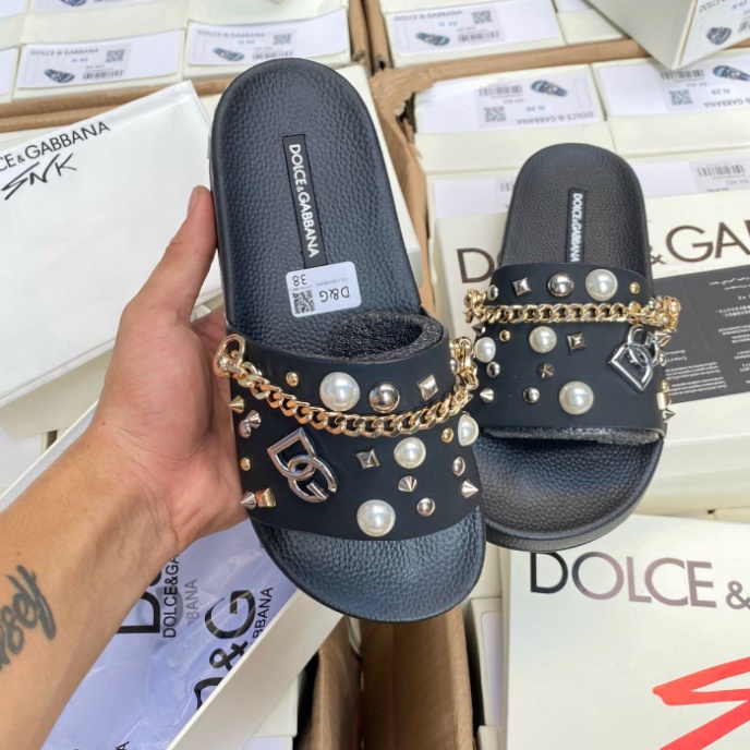Dép lê nam quai ngang Dolce da PU tag xích bi ngọc đinh logo DG đế cao su đúc nổi hoạ tiết cao cấp.