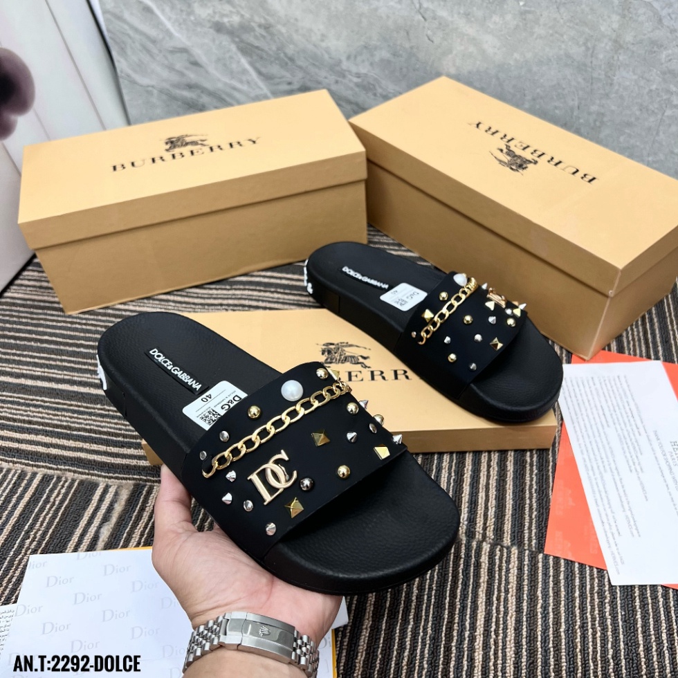 Dép lê nam quai ngang Dolce da PU tag xích bi ngọc đinh logo DG đế cao su đúc nổi hoạ tiết cao cấp.