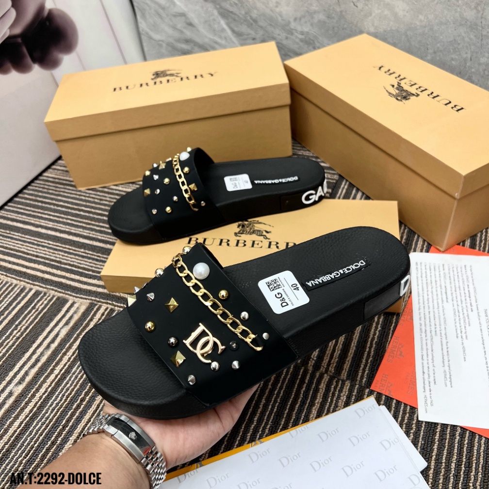 Dép lê nam quai ngang Dolce da PU tag xích bi ngọc đinh logo DG đế cao su đúc nổi hoạ tiết cao cấp.