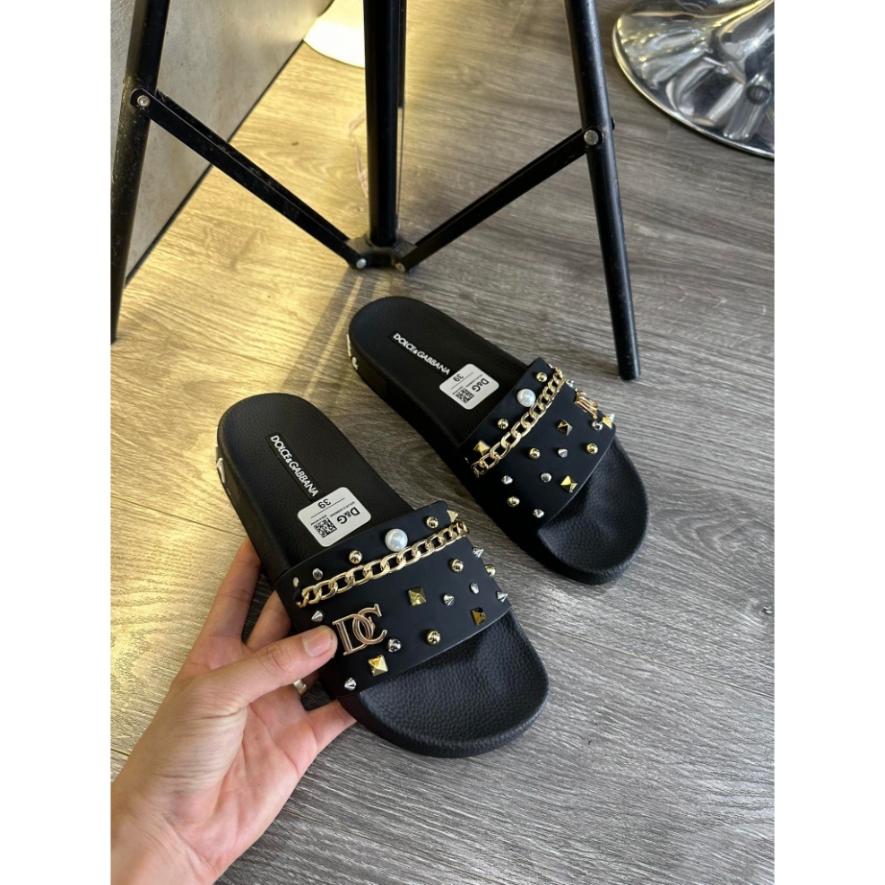 Dép lê nam quai ngang Dolce da PU tag xích bi ngọc đinh logo DG đế cao su đúc nổi hoạ tiết cao cấp.