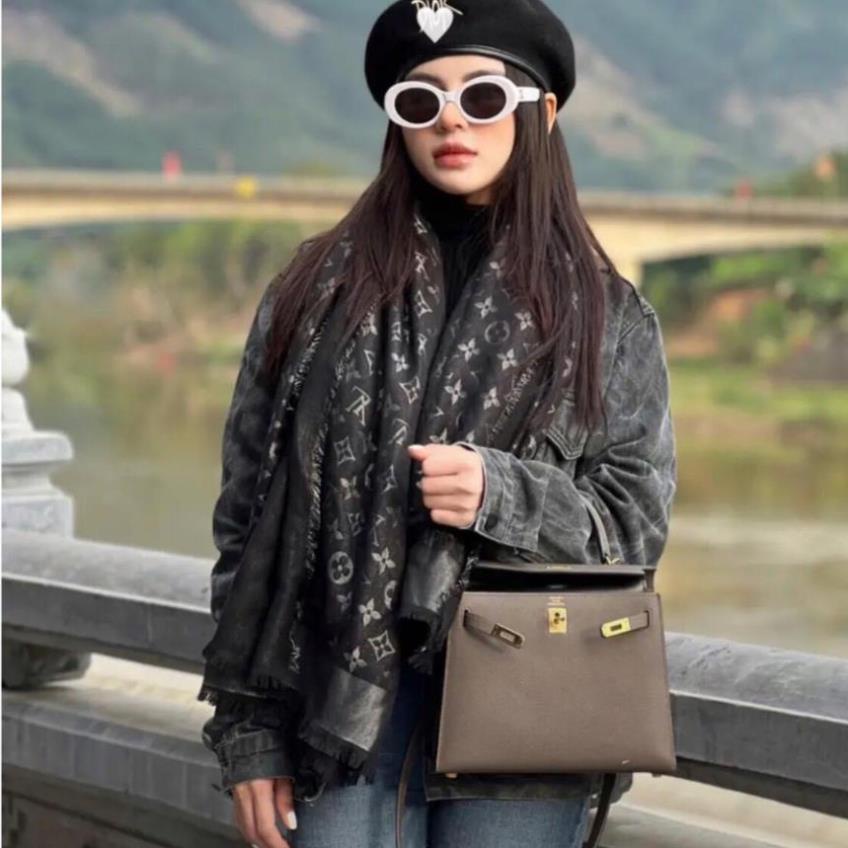 Khăn Choàng Bản Vuông 140cm Đen/Nâu Đũi cao cấp Họa Tiết Nhãn Hiệu Phong Cách Trẻ Trung - Hàng Có Sẵn