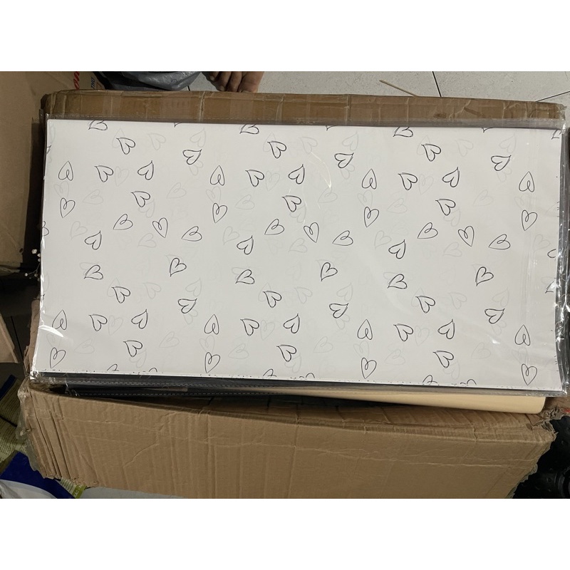 Giấy gói hoa 1 mặt in hình tim  không thấm nước