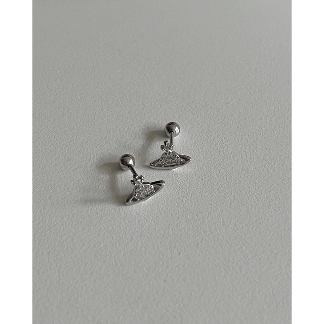 𝐯𝐞𝐥𝐯𝐞𝐭𝐩𝐢𝐧𝐤.𝐚𝐜𝐜🇰🇷 | Khuyên tai chốt bi vặn logo vivienne.westwood