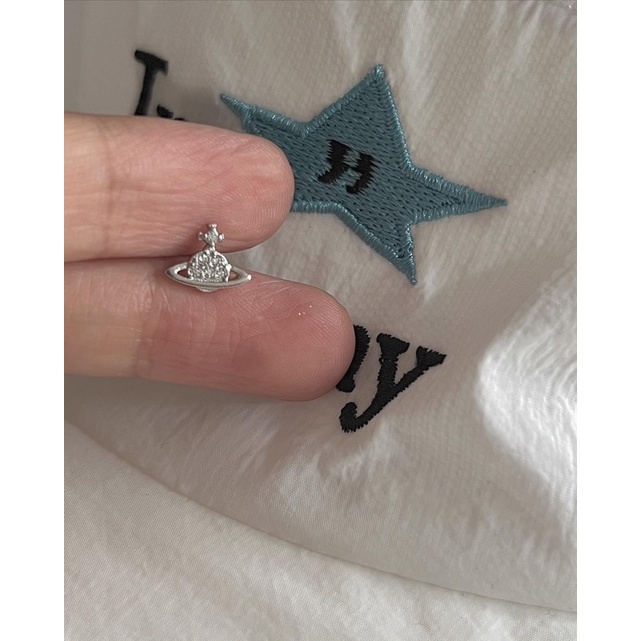 𝐯𝐞𝐥𝐯𝐞𝐭𝐩𝐢𝐧𝐤.𝐚𝐜𝐜🇰🇷 | Khuyên tai chốt bi vặn logo vivienne.westwood