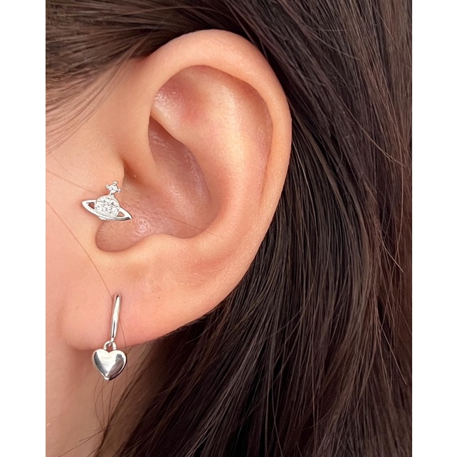 𝐯𝐞𝐥𝐯𝐞𝐭𝐩𝐢𝐧𝐤.𝐚𝐜𝐜🇰🇷 | Khuyên tai chốt bi vặn logo vivienne.westwood