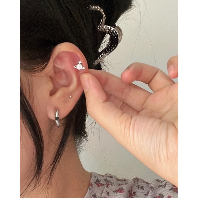 𝐯𝐞𝐥𝐯𝐞𝐭𝐩𝐢𝐧𝐤.𝐚𝐜𝐜🇰🇷 | Khuyên tai chốt bi vặn logo vivienne.westwood