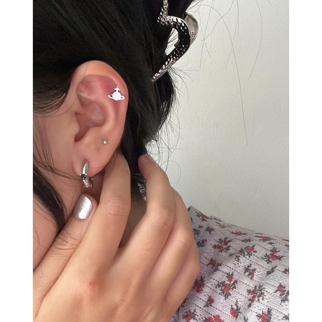 𝐯𝐞𝐥𝐯𝐞𝐭𝐩𝐢𝐧𝐤.𝐚𝐜𝐜🇰🇷 | Khuyên tai chốt bi vặn logo vivienne.westwood