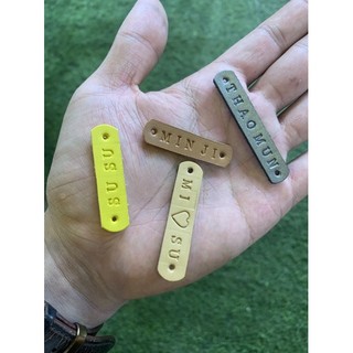 thẻ tên (name tag) đóng tên theo yêu cầu gắn nên ví da, túi sách, thẻ hành lý