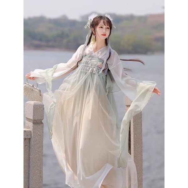 Đầm cổ trang cách tân đính ngọc loang màu