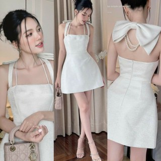 Đầm trắng phối dây buộc nơ kết chuỗi ngọc hở lưng