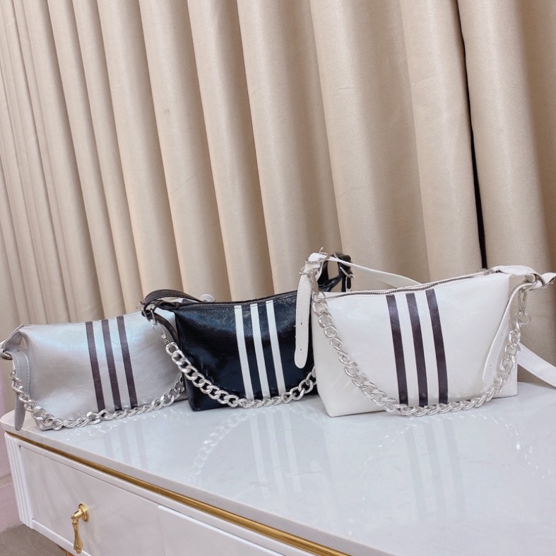 Túi xách nữ đeo chéo da mềm 3 sọc phối xích trắng sang trọng