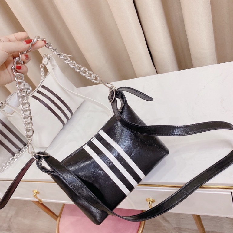 Túi xách nữ đeo chéo da mềm 3 sọc phối xích trắng sang trọng